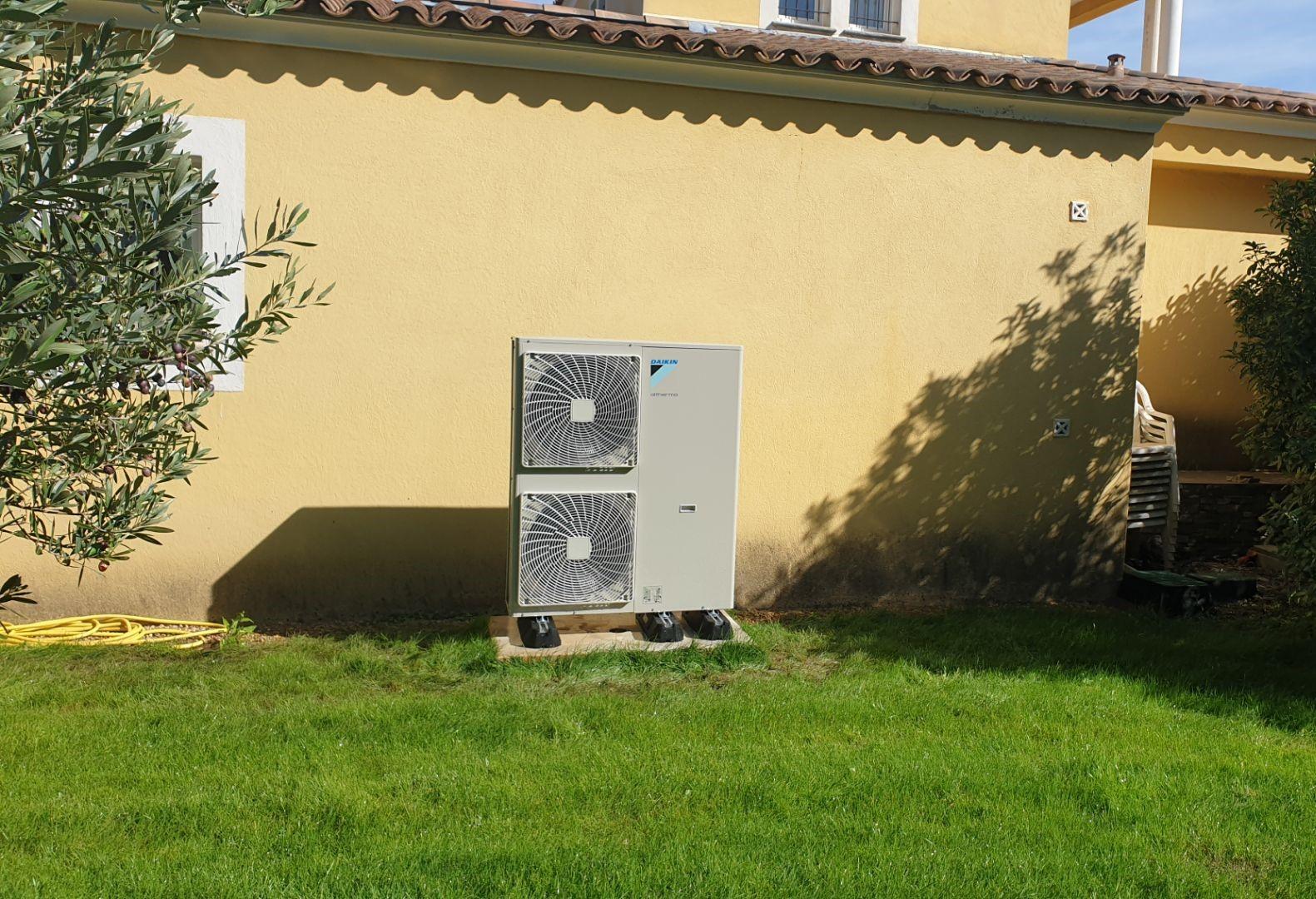 Installation d'une pompe à chaleur air-eau moyenne température bi-bloc  Daikin sans ECS - Bouches du Rhône (13) à Aix-en-Provence